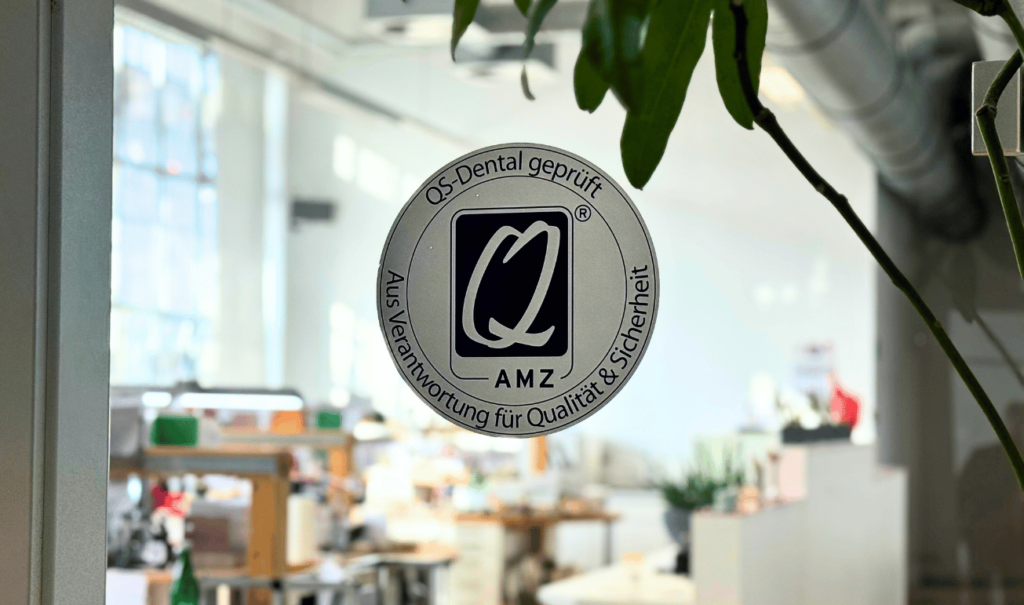 Glastür mit QS-Siegel